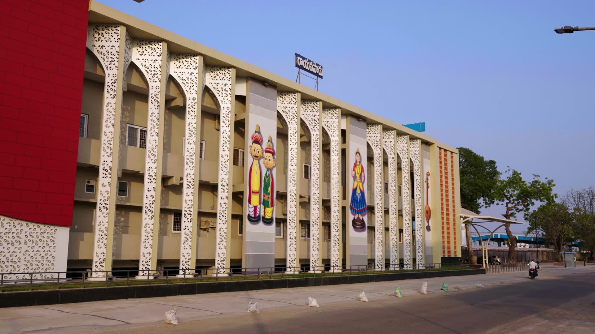The arched colonnade with Kondapalli toy figures between the fins